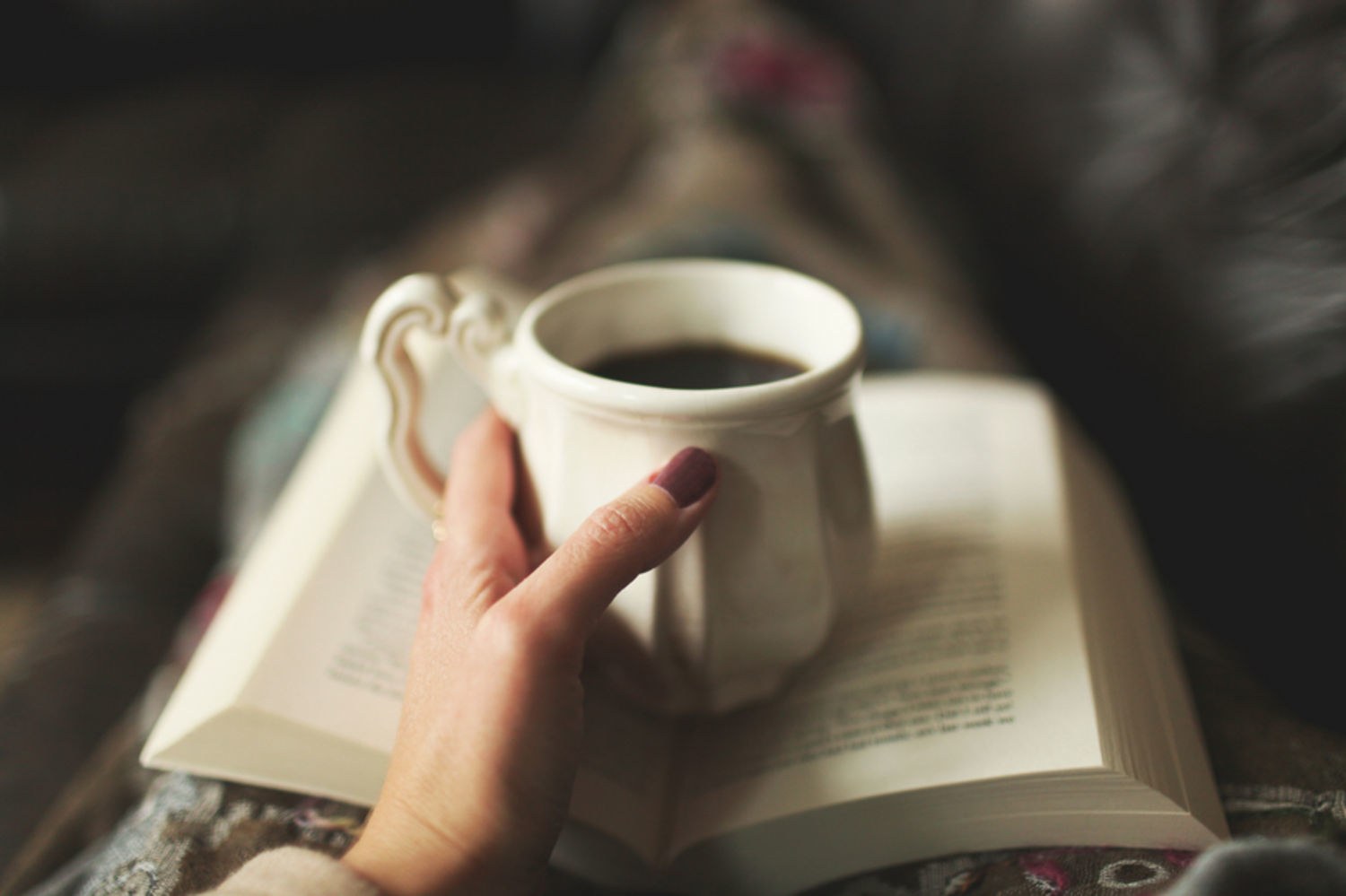 Чашка кофе и книга